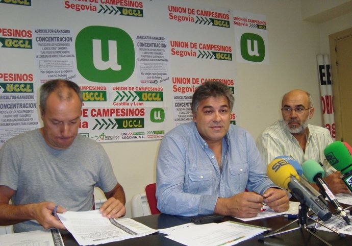 Palomares (c), en la rueda de prensa.