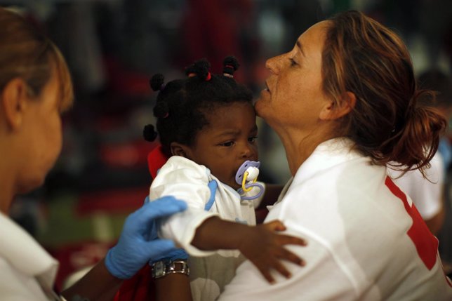Un bebé africano después de haber llegado en patera a las costas de Tarifa