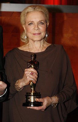 Bacall posa con su Oscar honorífico en 2009
