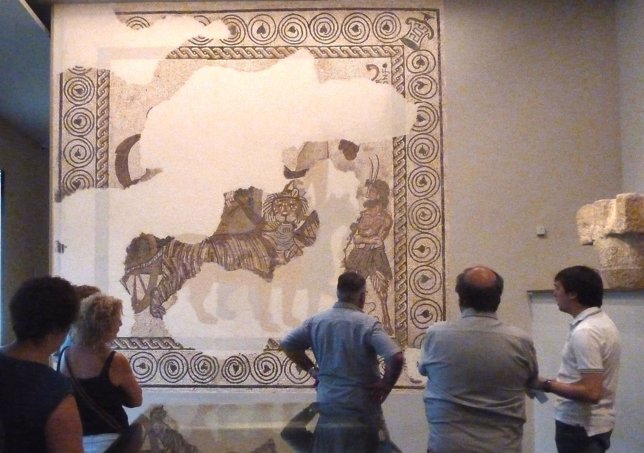 Mosaico romano que se muestra durante la visita