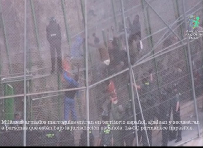 Actuación de policías marroquíes en la frontera con Melilla