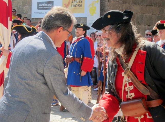 El presidente de la Generalitat Artur Mas saluda a un 'miquelet'
