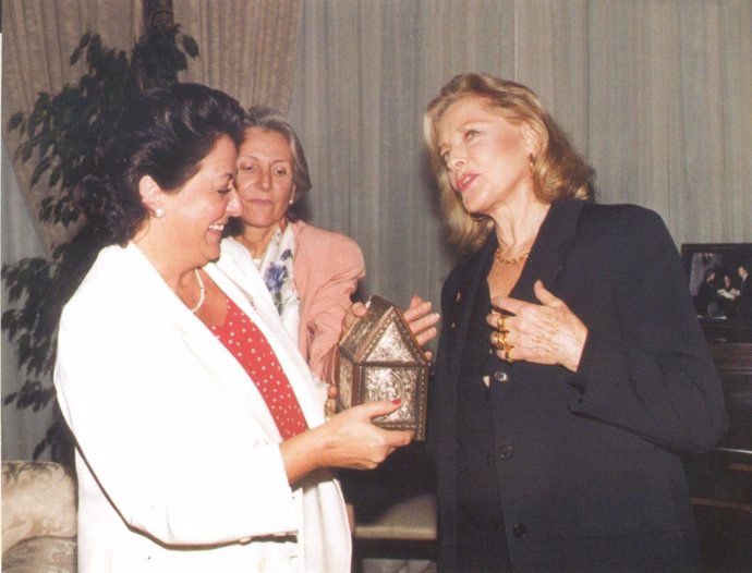 Lauren Bacall en el Ayuntamiento de Valencia con la alcaldesa Rita Barberá