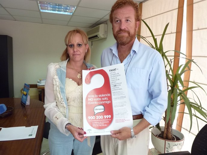 Carolina Casanova y Manuel Otero Alvarado con uno de los 300 carteles 