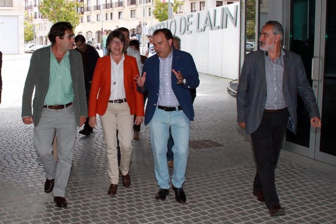 A conselleira do Medio Rural e do Mar, Rosa Quintana, acompañada pola directora 