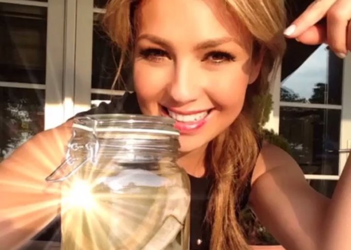 Thalía bromea sobre el mito de sus costillas: Aquí las tengo 