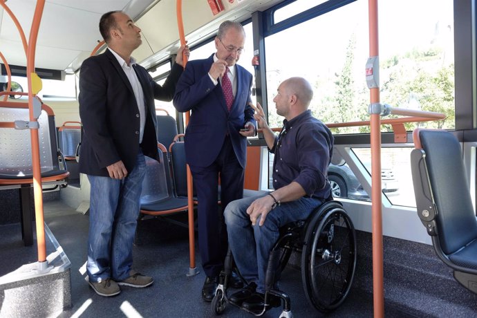 Alcalde de Málaga visita el bus eléctrico híbrido