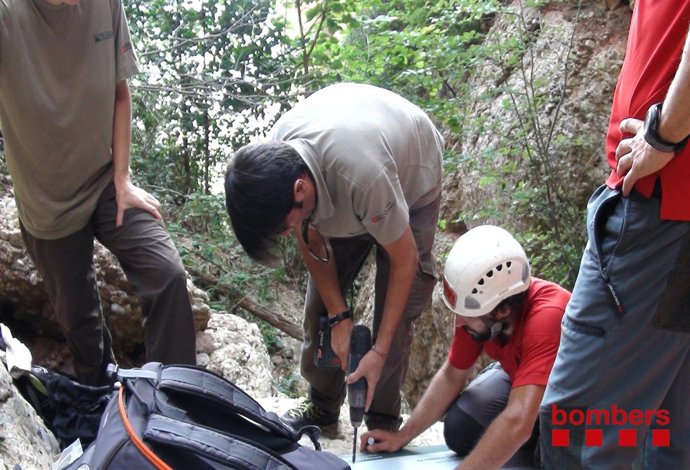 Colocación cartel vía herrada Teresina de Montserrat