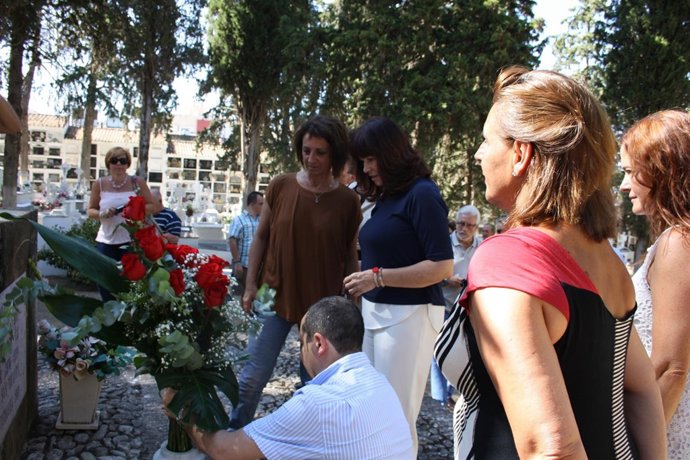 Acto en cementerio antequera a favor de represaliados franquismo micaela navarro
