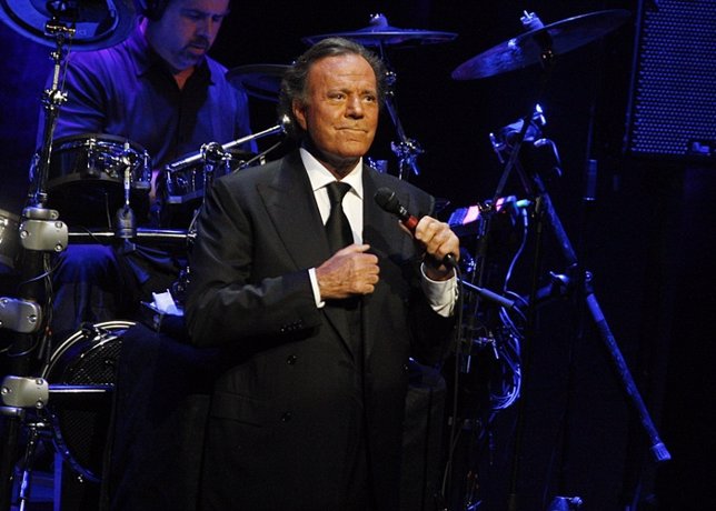  Julio Iglesias Performs