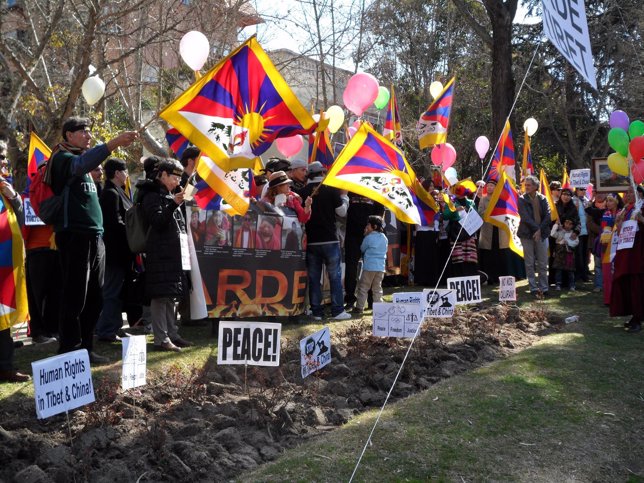 Manifestación De Tibetanos Ante La Embajada China En Madrid