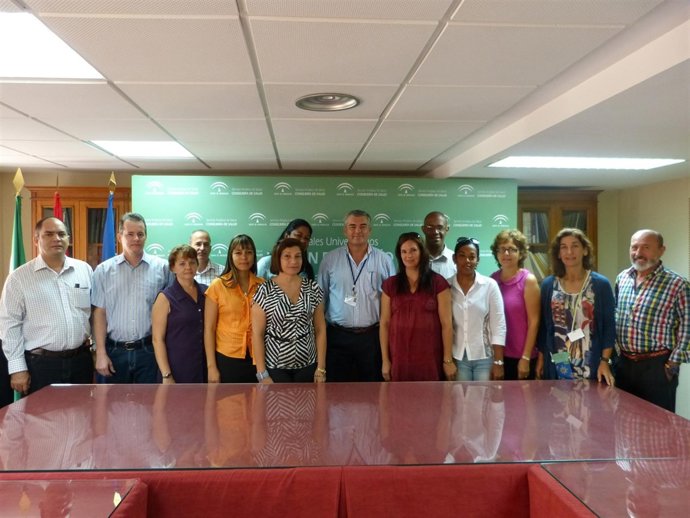 Sanitarios cubanos desplazados al Virgen del Rocío