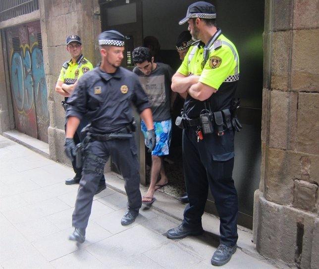 Detención de un presunto traficante en calle Serra