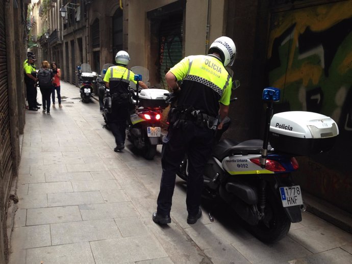 Mossos en la operación en Barcelona contra lateros que venden cocaína