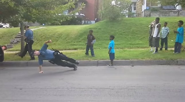 Policía baila en las calles de Kansas