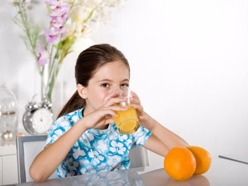 Zumo, niña, naranjas, beber, beniendo