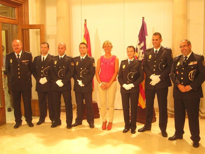 Teresa Palmer y agentes de la Policía Nacional