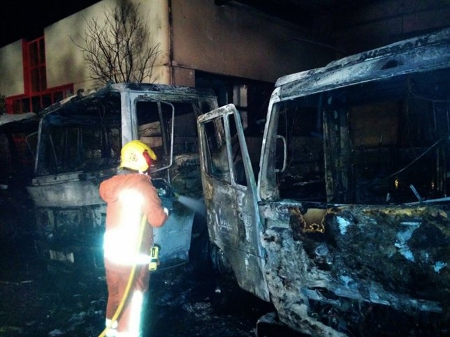 Bomberos extinguen el incendio en unos camiones en una empresa de Paterna