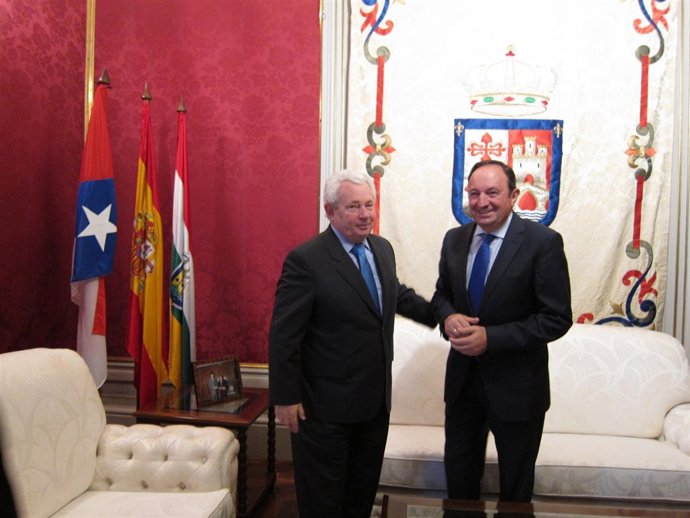 Sanz se ha reunido con embajador de Chile en España, Francisco Javier Marambio