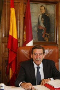 García-Page traslada a la ciudad de Talavera las condolencias de los toledanos por el fallecimiento de su alcalde