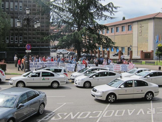 Taxistas protestan contra la parada de interurbanos en el HUCA