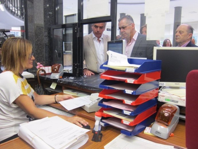 Comercio minorista registra firmas en Ayuntamiento contra la liberalización 