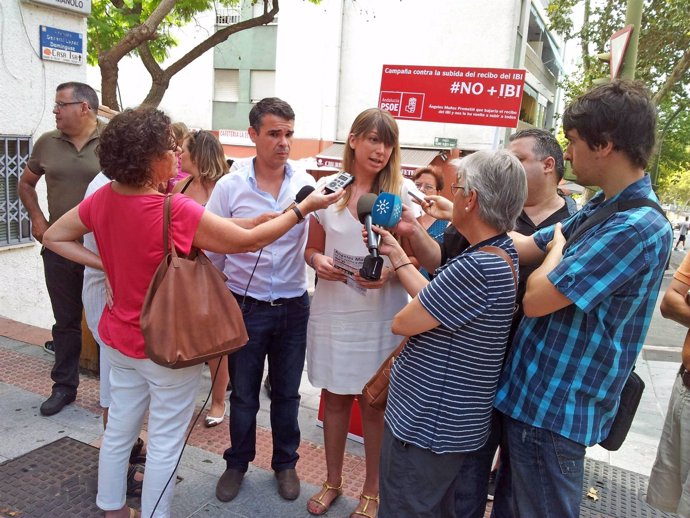 PSOE Estefanía MArtín Palop atiende a los medios en Marbella