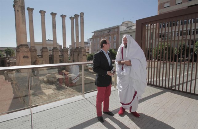 Rafael Jaén en el Templo Romano