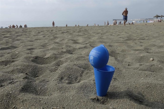 Cono cenicero en playa de Málaga colillas