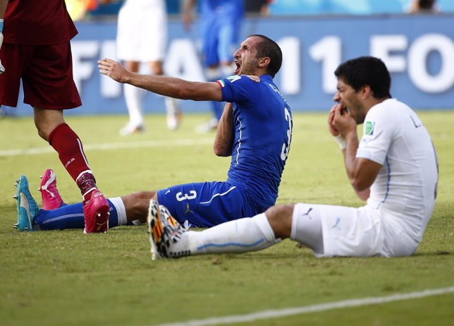 Chiellini y Luis Suárez