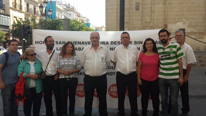 Pilar Tábora con los  empleados despedidos del Horno San buenaventura 