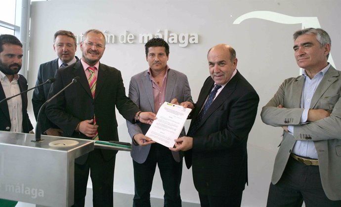 El diputado Fran Oblaré; Patricio Cárceles, ONCE-Andalucía, y Coso de Badajoz