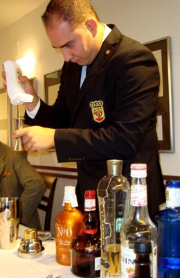 El barman Luis de Miguel