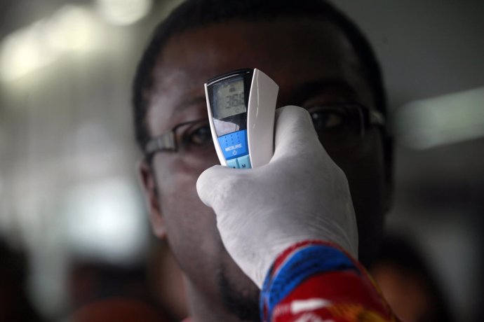 Control sanitario por el ébola en un aeropuerto