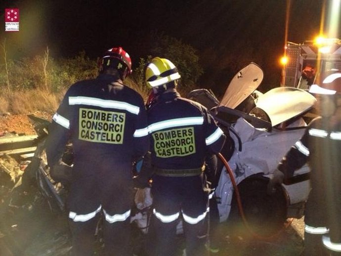 Los bomberos excarcelan a los fallecidos en el accidente de Alcalà de Xivert