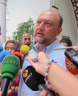 Antonio Pradas atiende a los medios en Sevilla