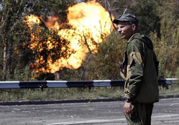 Un separatista prorruso tras un bombardeo en Donetsk
