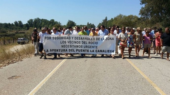 Concentración en el puente de La Canaliega, en El Rocío