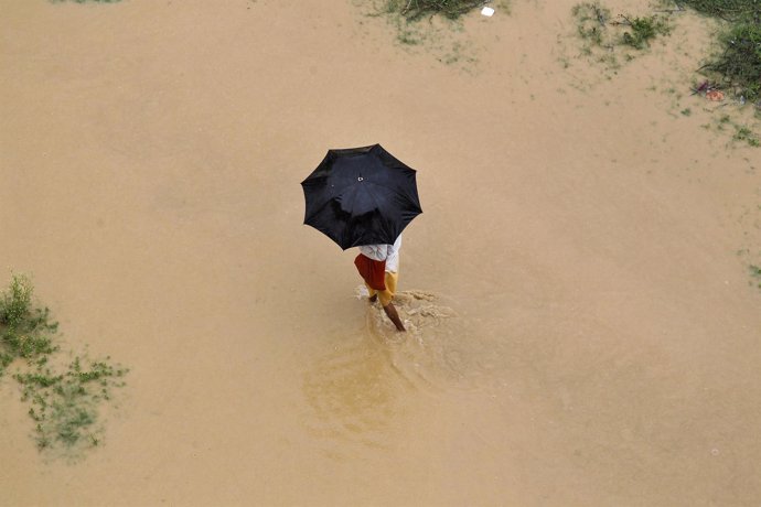 Un hombre durante el monzón en Nepal