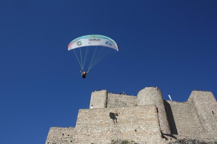 Piloto de parapente despega en el castillo de Segura de la Sierra en el FIA 2012