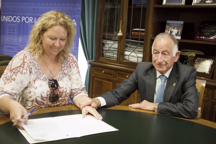 Amat firma el convenio con la presidenta de Trade, Ángeles Asensio