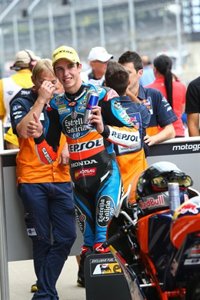 Alex Márquez se lleva la pole en medio del caos