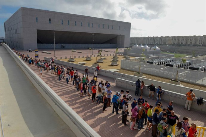 Colas para hacerse con una entrada