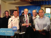 El PP entrega el premio 'Populares del Año' al Asilo de los Ángeles, en reconocimiento a su centenaria labor