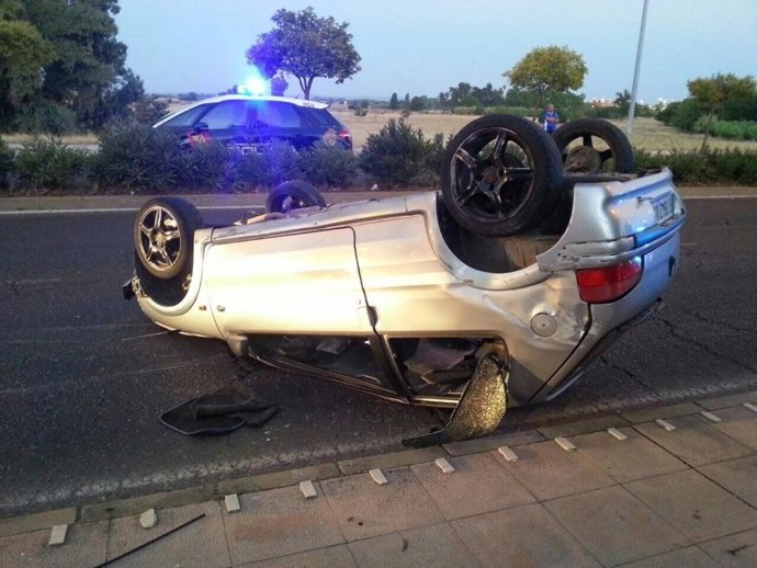 Coche volcado en el Puente Real