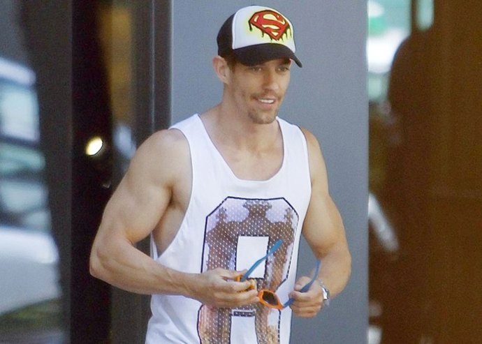 Adrián Lastra y sus músculos, todo un superhombre 