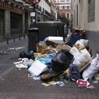 Abre un perfil de Twitter para denunciar la "porquería" que hay en las calles de Madrid