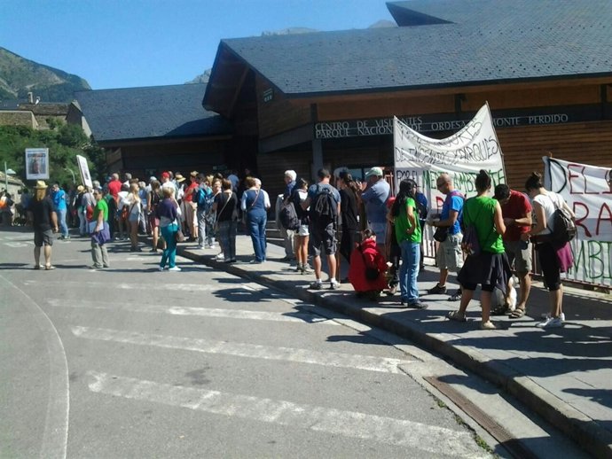 Trabajadores de SARGA recogen firmas en Torla