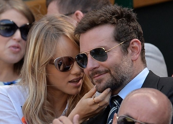 Suki Waterhouse, la novia de Bradley Cooper, se irá a vivir con su suegra