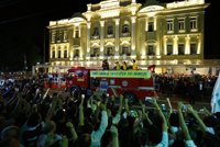 Miles de personas se reúnen para despedir a Campos